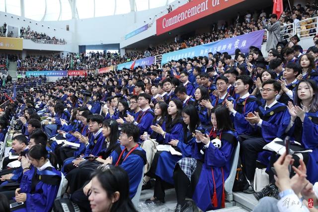 拥抱变革迎接挑战上海交通大学3300余名研究生毕业