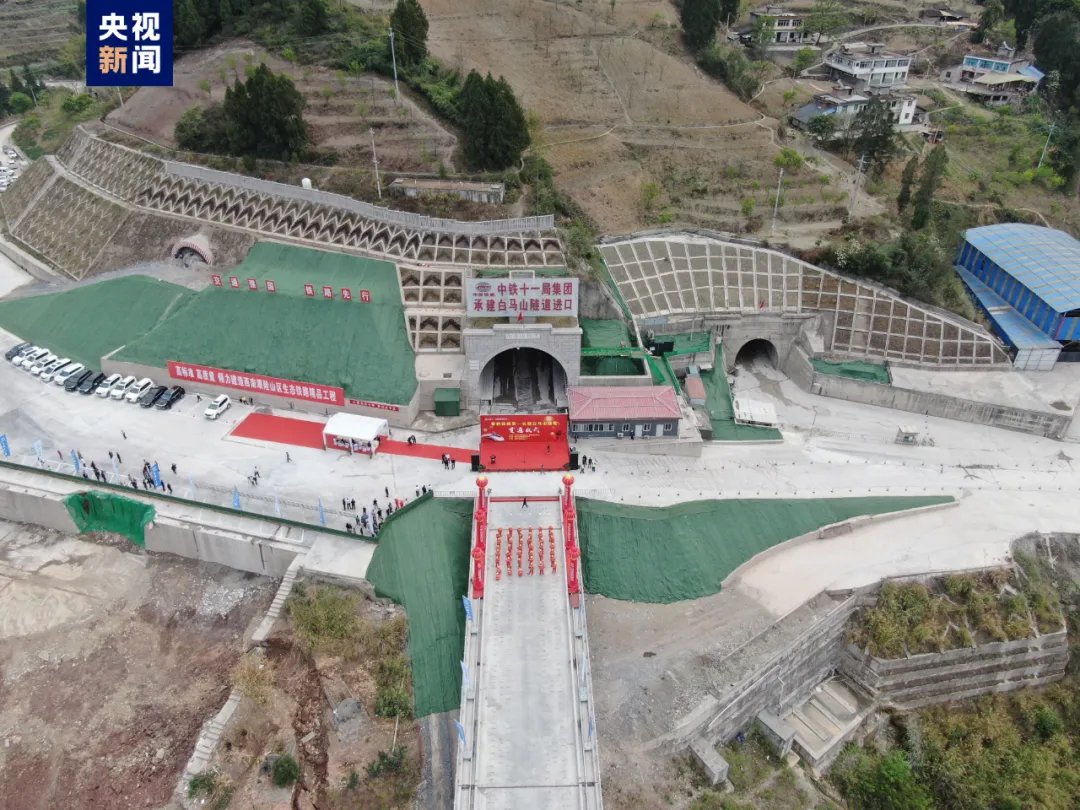 3月30日,渝湘高铁重庆至黔江段白马山隧道顺利贯通,为全线早日通车