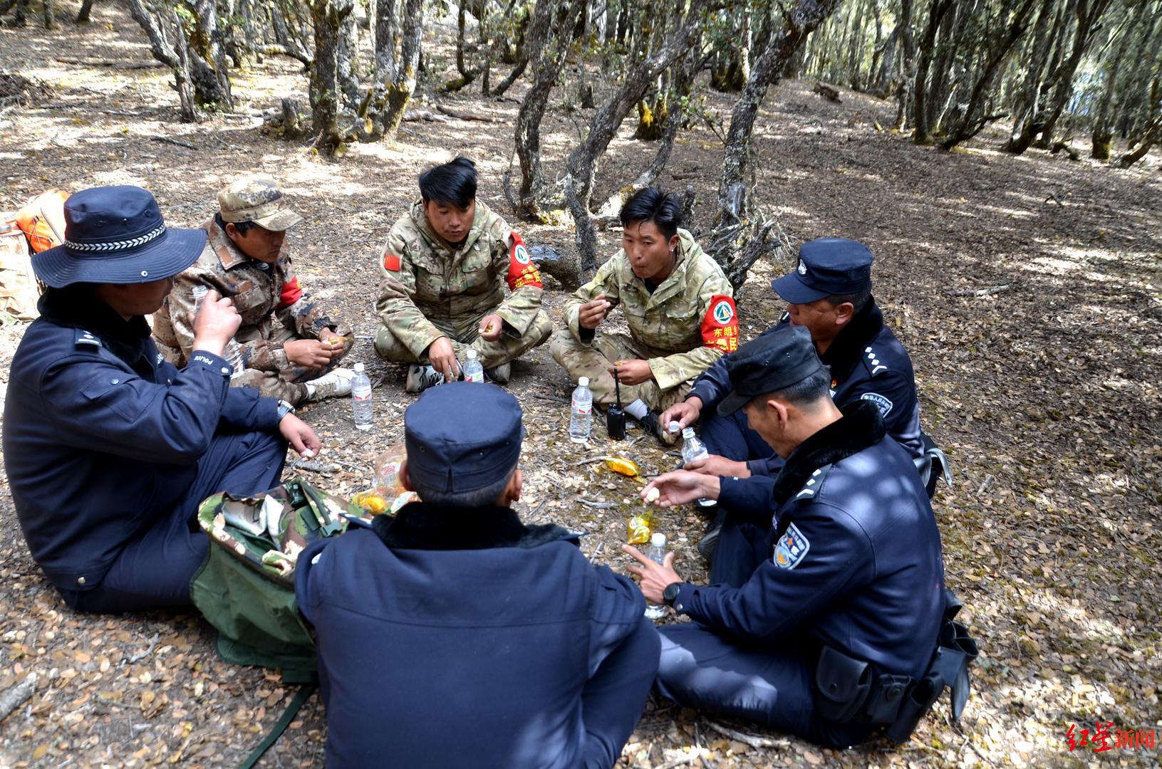 临近中午,扎西杜基和护林员席地而坐,拿出面包干粮就着矿泉水吃起来