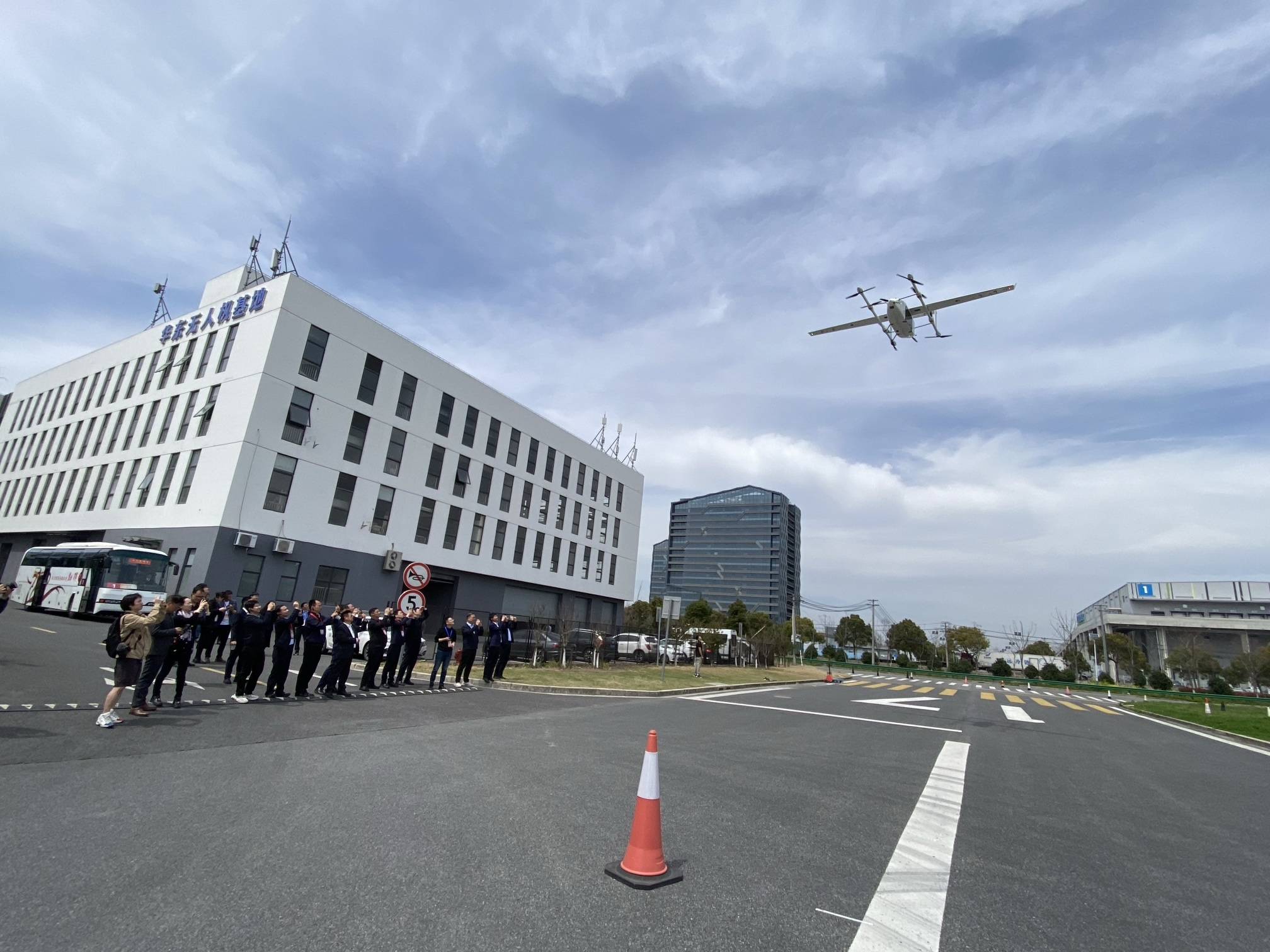 3月30日，在金山区的华东无人机基地，无人机飞行演示。澎湃新闻记者 俞凯 图