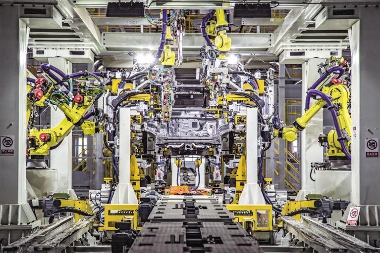 3月12日，在法士特高智新公司，工业机器人有条不紊地作业。 受访者供图