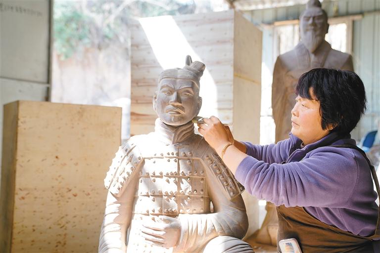 秦俑村精心守护文化遗产 传统手艺走出国门 做优产业