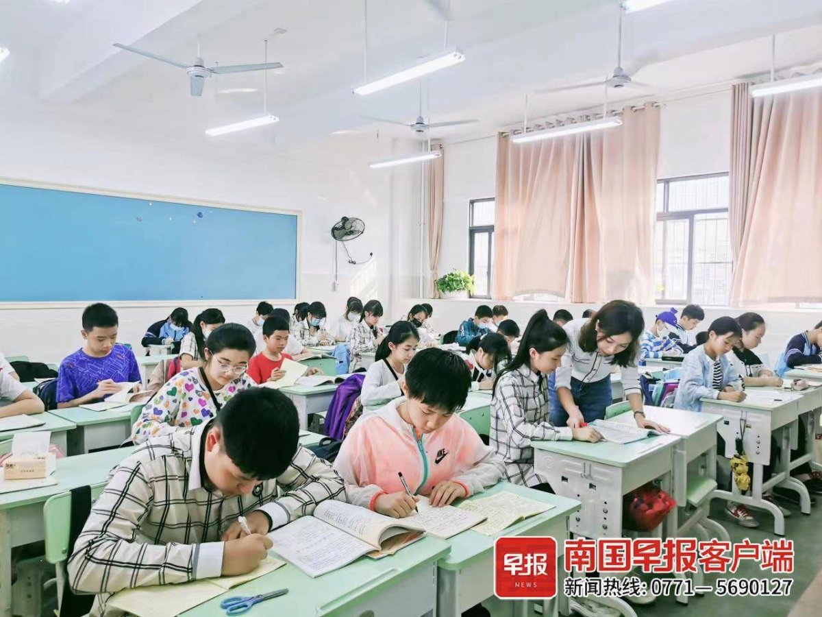 部分小学生的书面作业能在学校完成.资料图