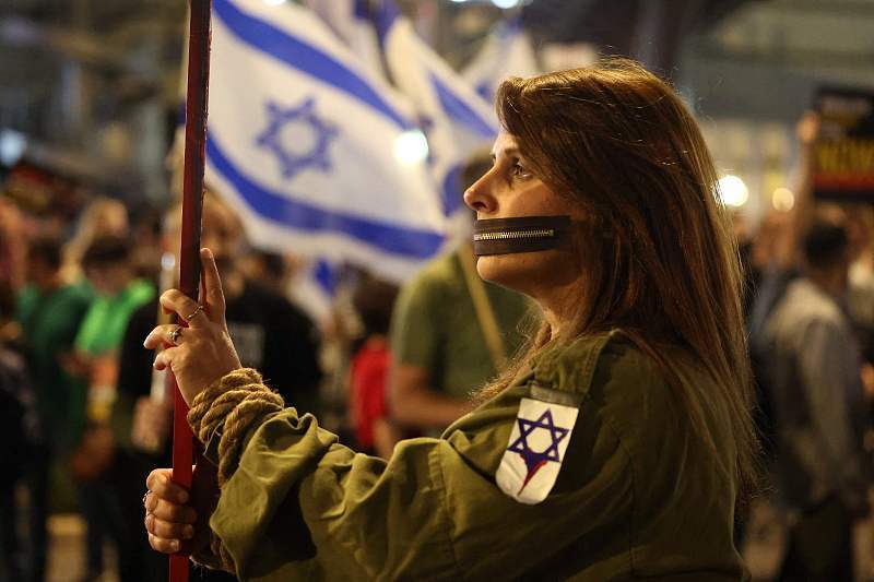 以色列数千人游行要求解散政府 警察用高压水枪驱散人群|以色列_新浪