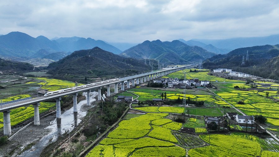 3月26日,池黄高铁试运行列车行驶在黄山市黄山区焦村镇境内(无人机