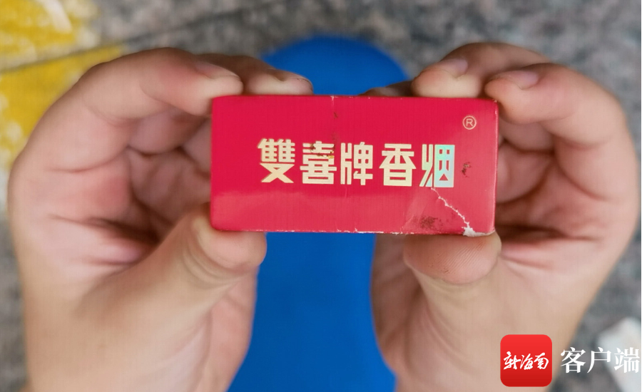 学生小帅(化名)正在将十多个烟盒上的盖子撕下,熟练地折成长方形卡片