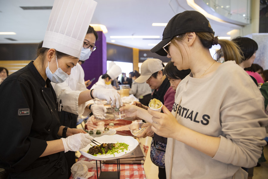 樱花青团,非遗米馒头,还有小黄鸭……上海阿姨手动点赞社区美食节