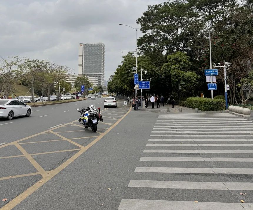 深圳北站周边道路违停车辆有所减少.