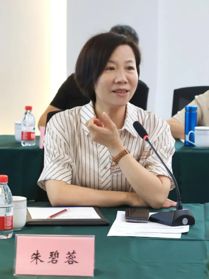 她曾任厦门市湖里区金山街道党工委书记,湖里区政府党组成员,副区长.