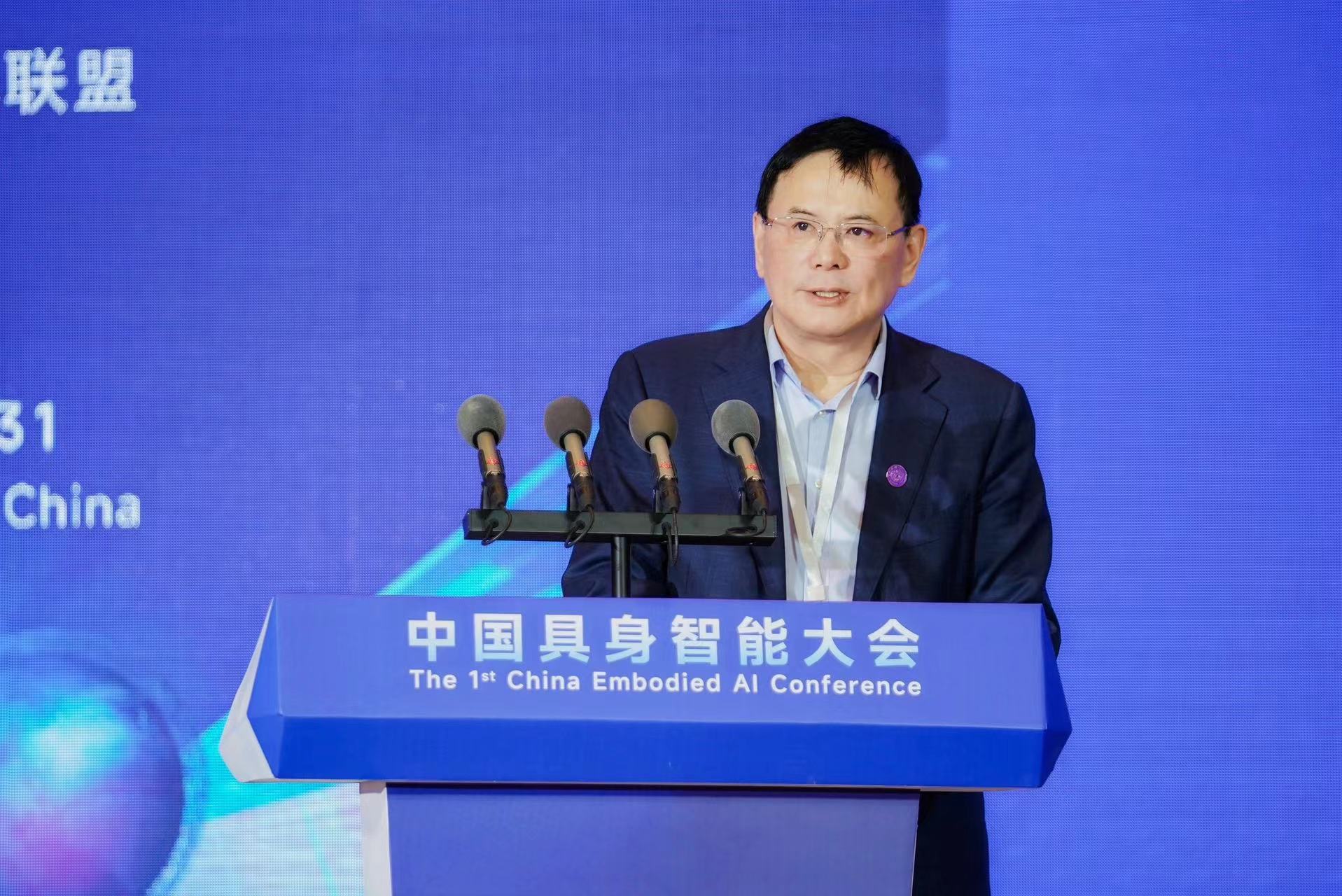 开幕式上,中国工程院院士,caai理事长,清华大学教授戴琼海在致辞中