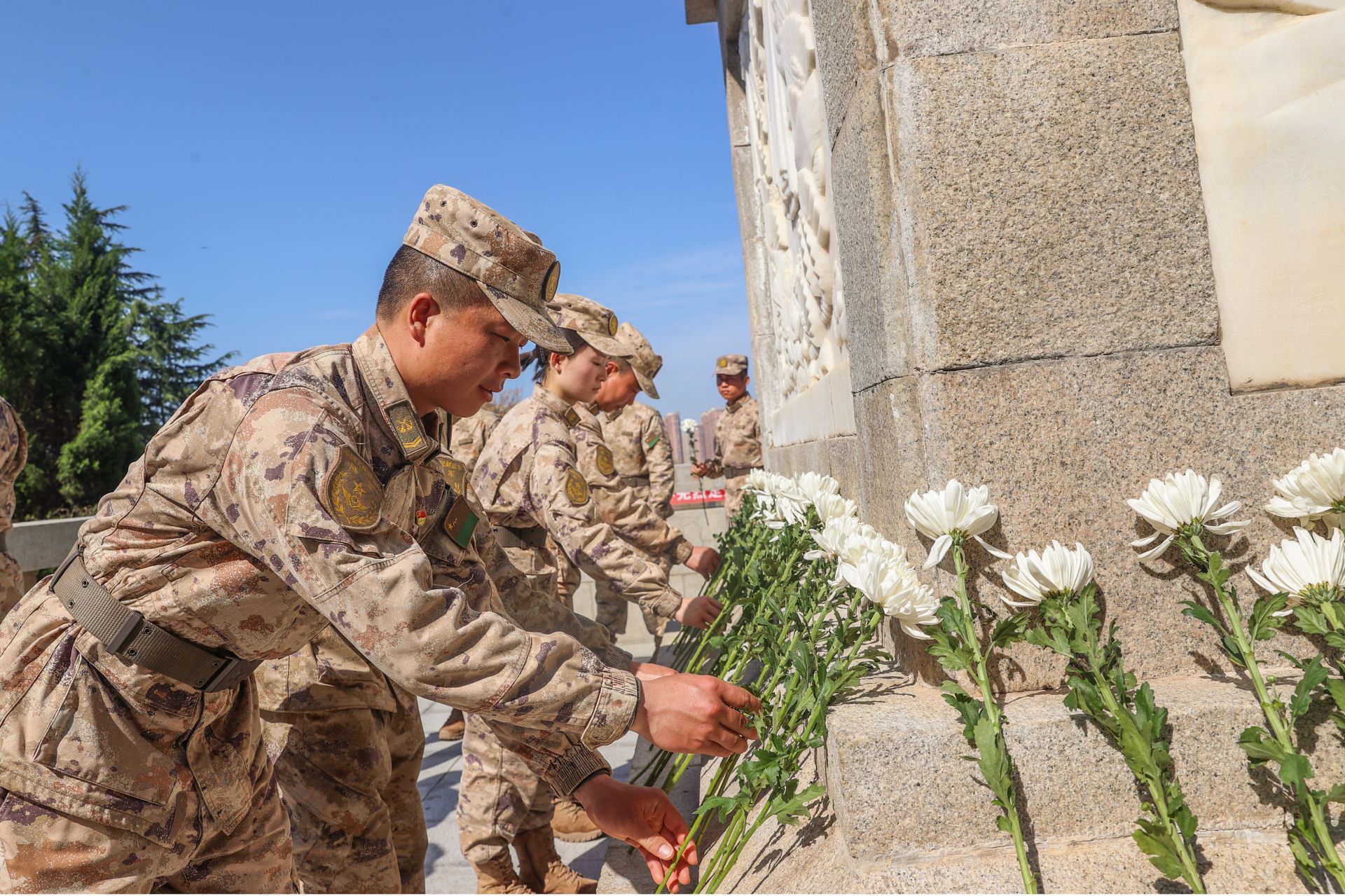 追寻先烈足迹 矢志奋斗强军