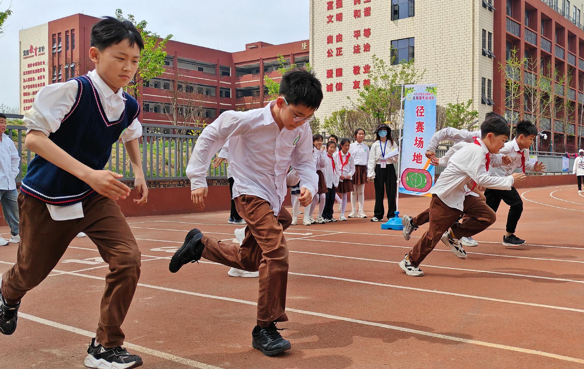 雏鹰展翅戏春风