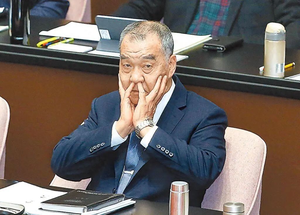 声称"不会帮他救火",台军头子现身为儿子召妓认错