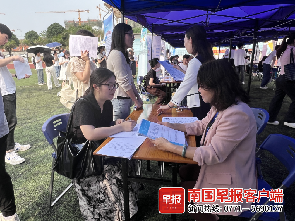 求职毕业生与现场招聘官面对面交流.记者&nbsp;兰敏 摄