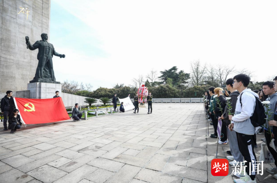 传承英烈精神 立志报效祖国,南大新生学院赴雨花台烈士陵园清明祭扫