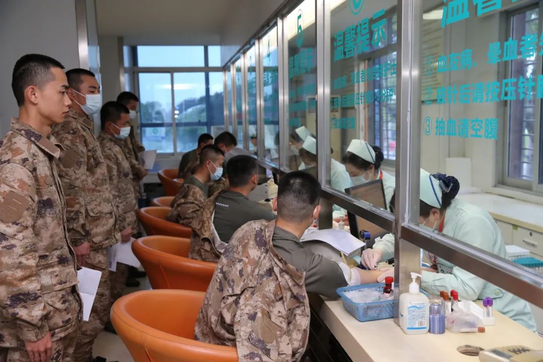 联勤保障部队第910医院为驻地新兵提供"一站式"的体检服务.
