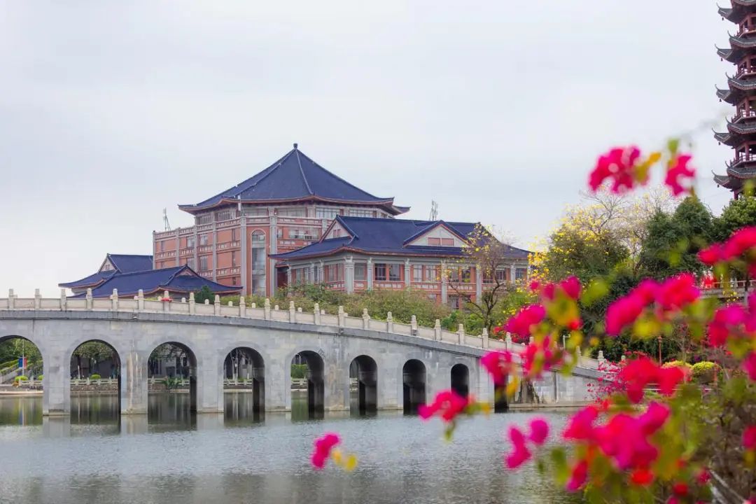 满园"每一处都是一幅绝美的风景画在南方医科大学顺德校区亭台楼阁