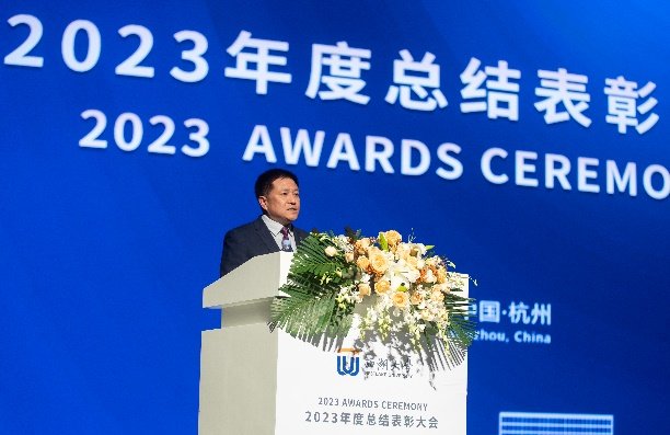 西湖大学党委书记董清源为了推进科技成果在杭转化,杭高院分别与3家