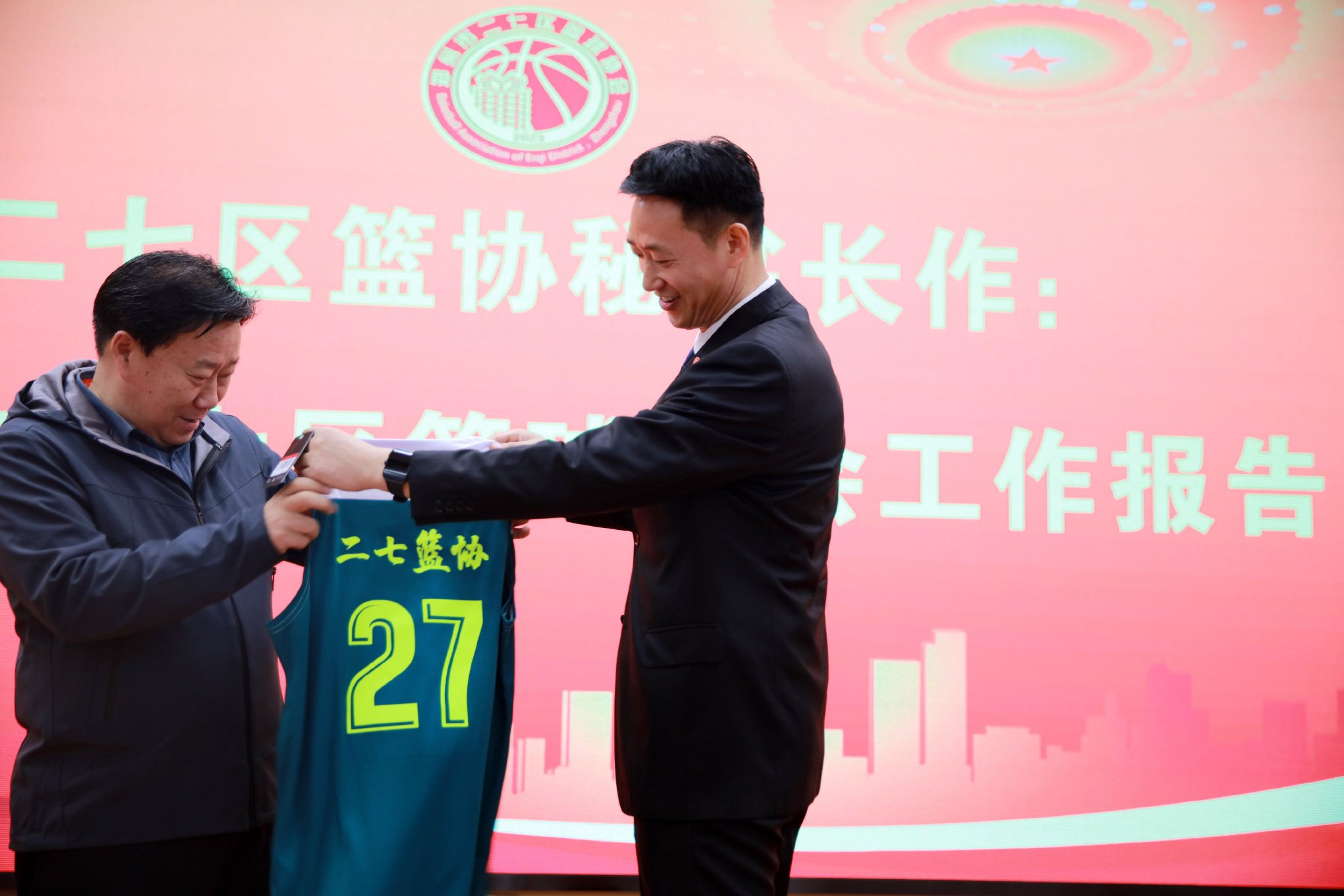 现场,郑州市二七区文化旅游体育局党组书记,局长肖锋建议二七篮协,以