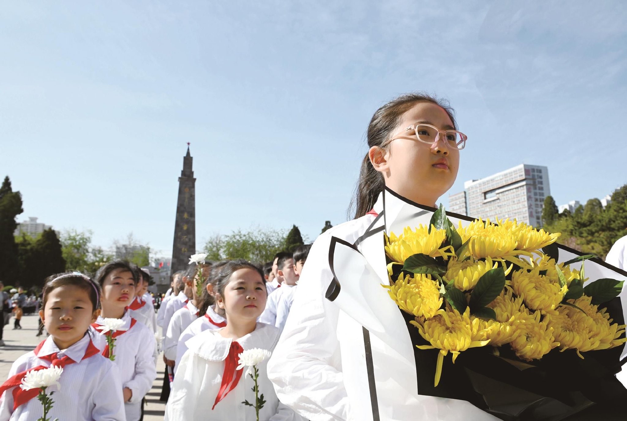 3月30日,市青少年宫少先队员们在晋冀鲁豫烈士陵园缅怀革命先烈