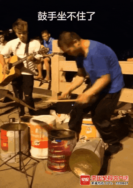 ▲庞志标打油漆桶，打出了架子鼓的感觉。