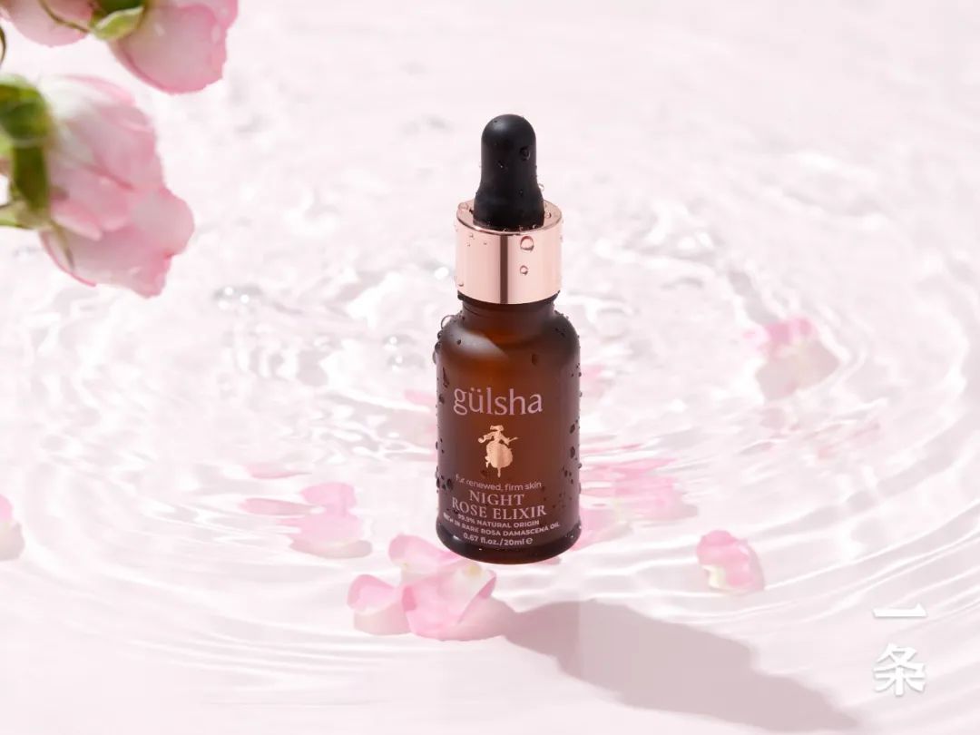 配方中含有玫瑰精油,月见草油和红花籽油,还添加了玻尿酸和肽复合物.