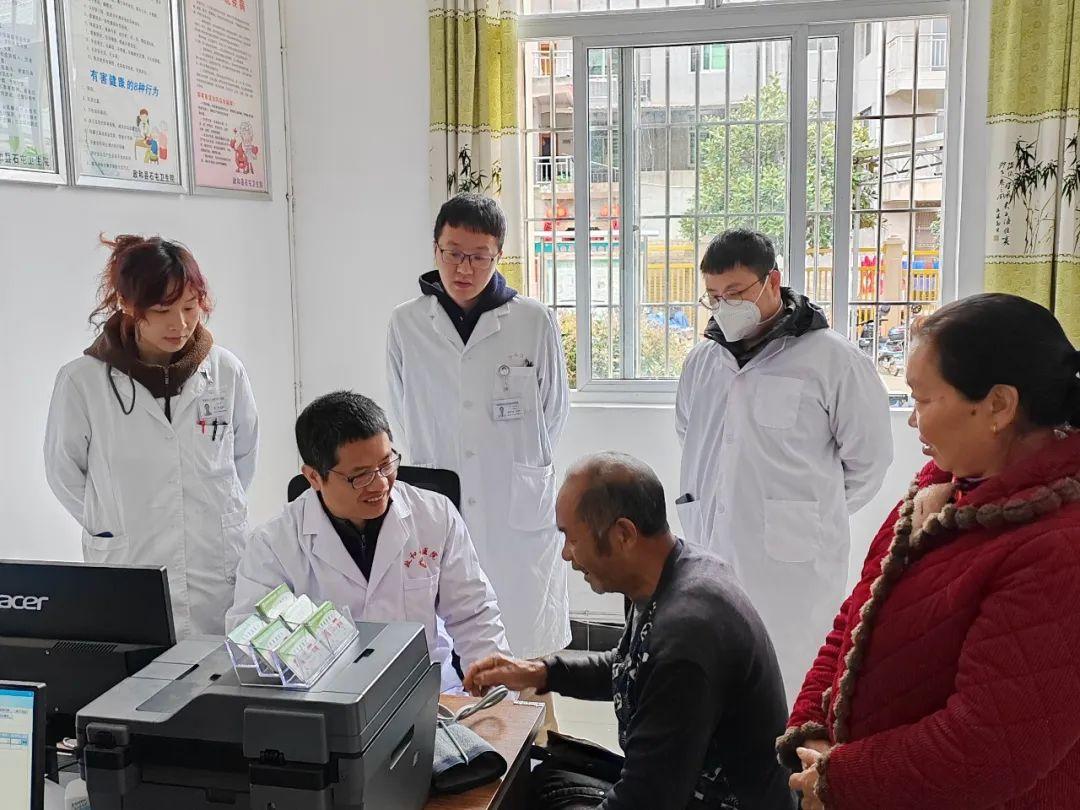 中医科主治医师姚明龙赴政和县总医院石屯卫生院,与"4 n"家庭医生签约