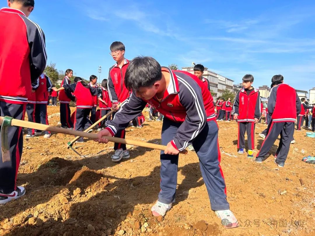 3月25日,福泉市第二中学关工委组织学生到劳动教育实践基地,开展农
