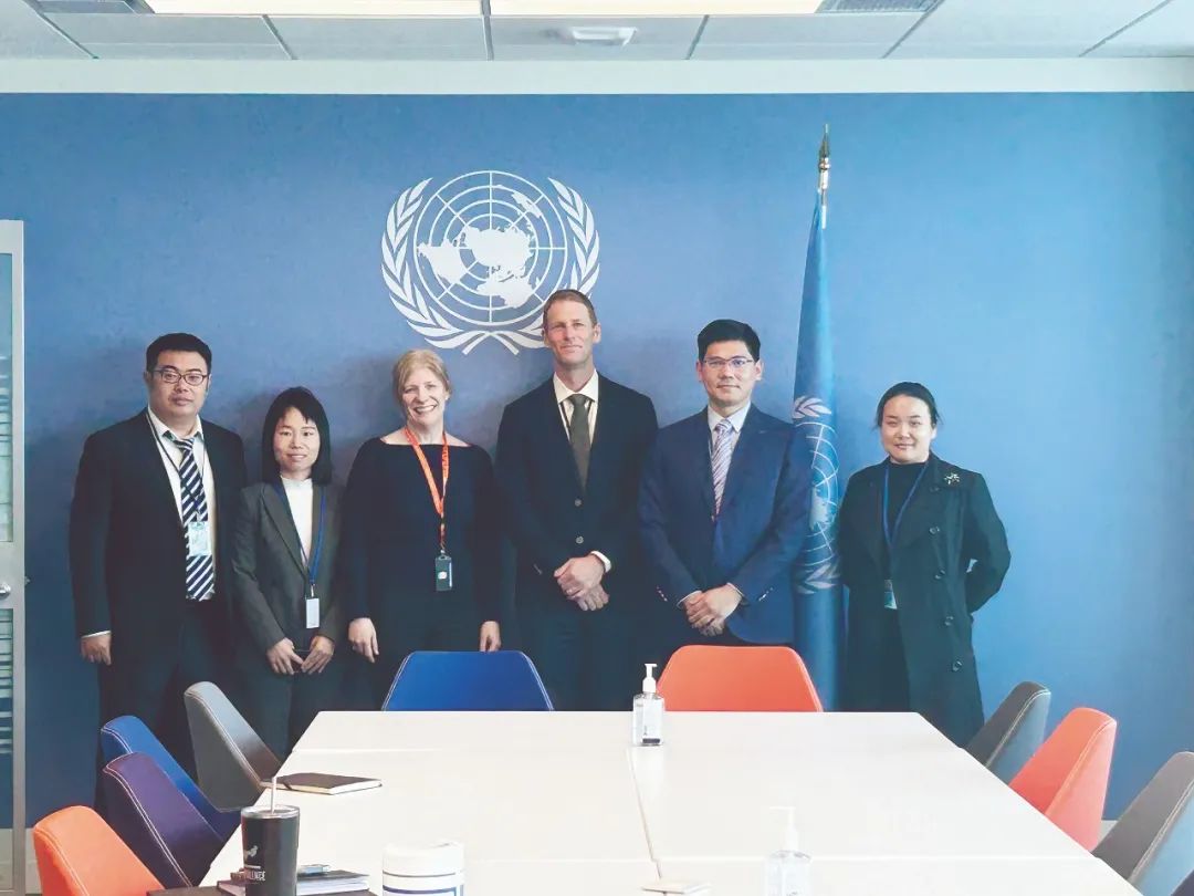 2023年4月，作者（左一）在联合国总部人力资源事务司办公室