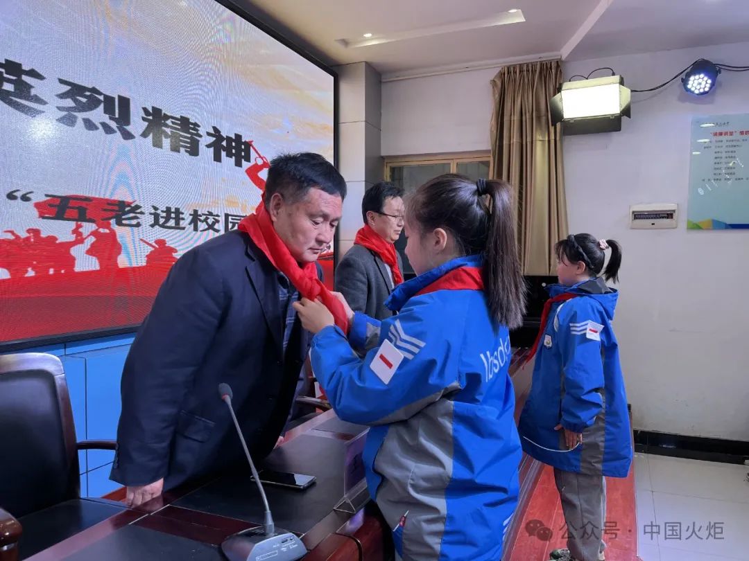 法治报告团在秘书长刘启锁带领下,走进陌陂初中开展"法治教育进校园"