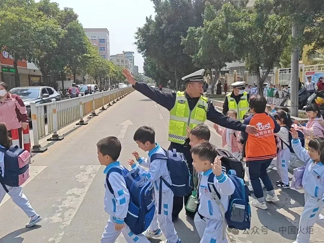 澄海区关工委成员单位区公安分局交警部门在城南小学,汇璟小学,澄海第