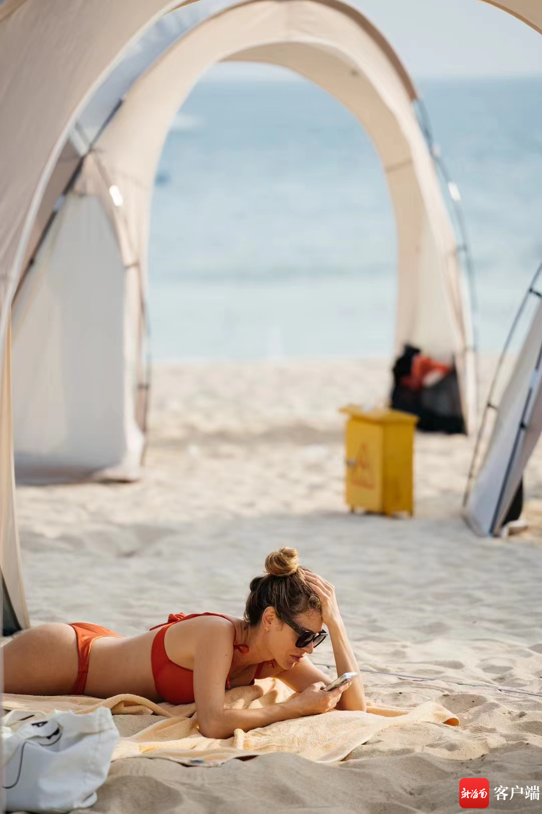 俄罗斯游客在大东海旅游区沙滩享受休闲时光。三亚旅文集团供图