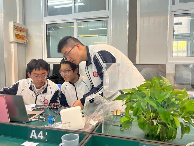 2024年松江区高中生通用技术学科竞赛顺利举行