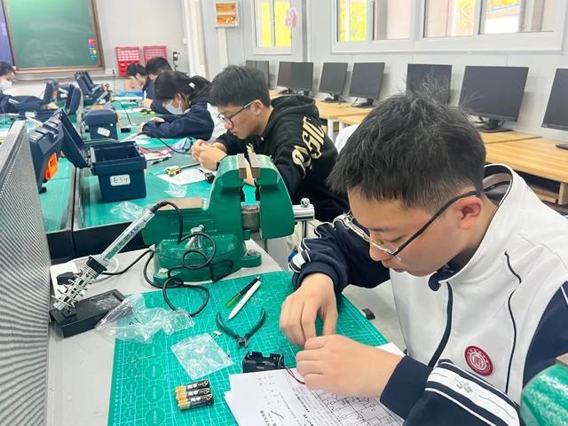 2024年松江区高中生通用技术学科竞赛顺利举行