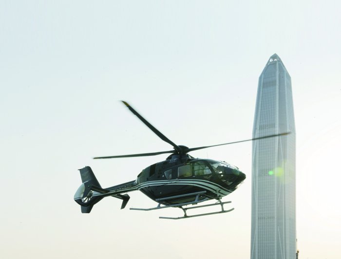 "3月中旬,深圳大中华国际交易广场顶楼,一架由空中客车直升机公司制造