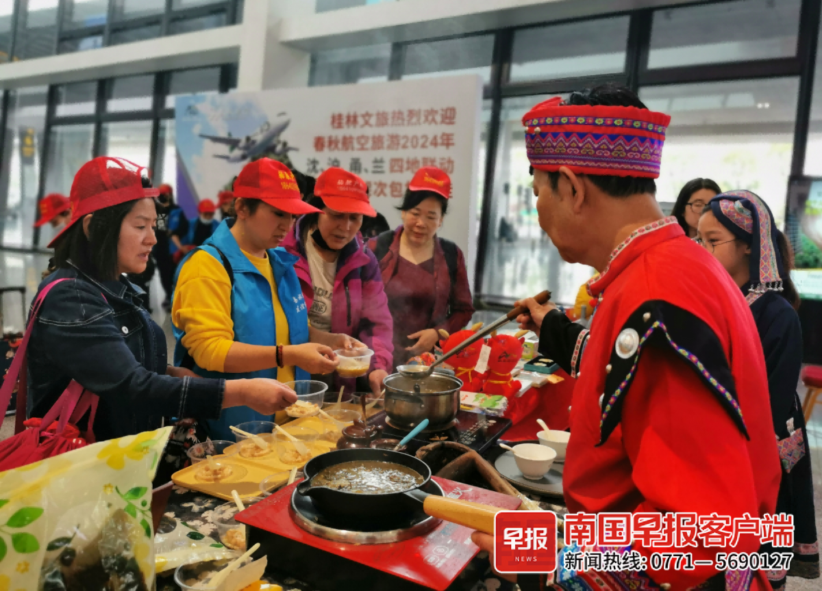▲抵达桂林的游客品尝恭城油茶。记者 唐晓燕 摄