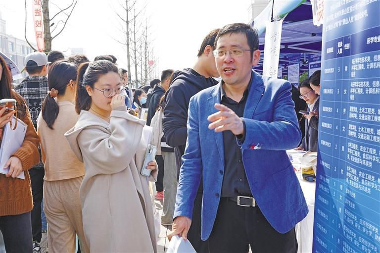 三月二十二日，西安交通大学举办的招聘会现场，杭州市萧山区事业单位的招聘人员向毕业生介绍工作岗位。
