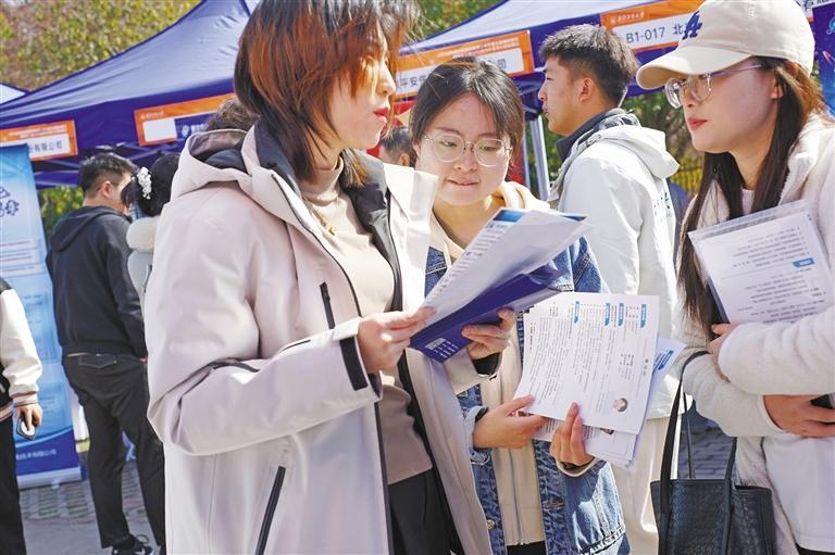 三月二十日，西北工业大学二〇二四年春季大型招聘会现场，企业面试人员向毕业生介绍有关情况。 记者 王志辉摄