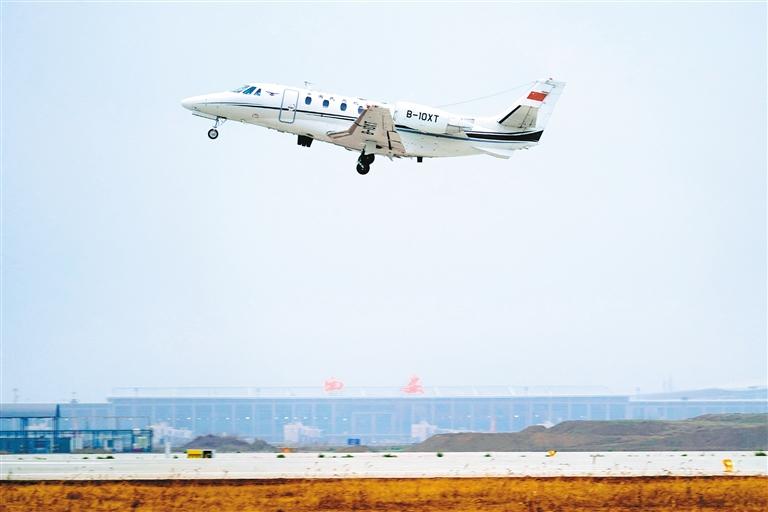 西安咸阳国际机场三期扩建工程建设取得重大阶段性成果 首条跑道完成