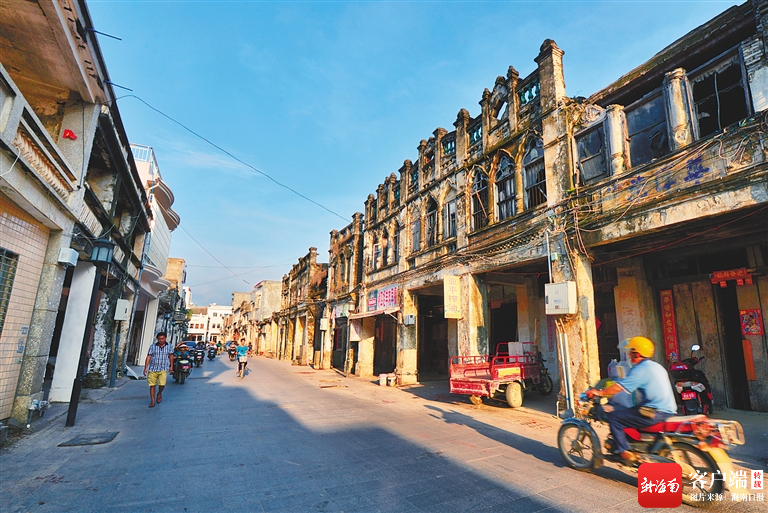 国务院批复海南省撤销崖城镇,设置崖州区;次年1月,崖州区正式挂牌