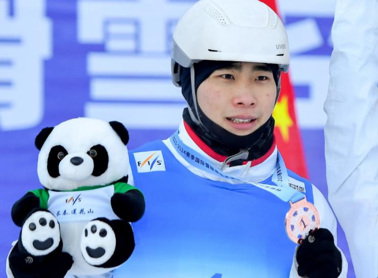 男队员张一帆初出茅庐就在自己的第一个赛季收获世界杯冠军,参加5站