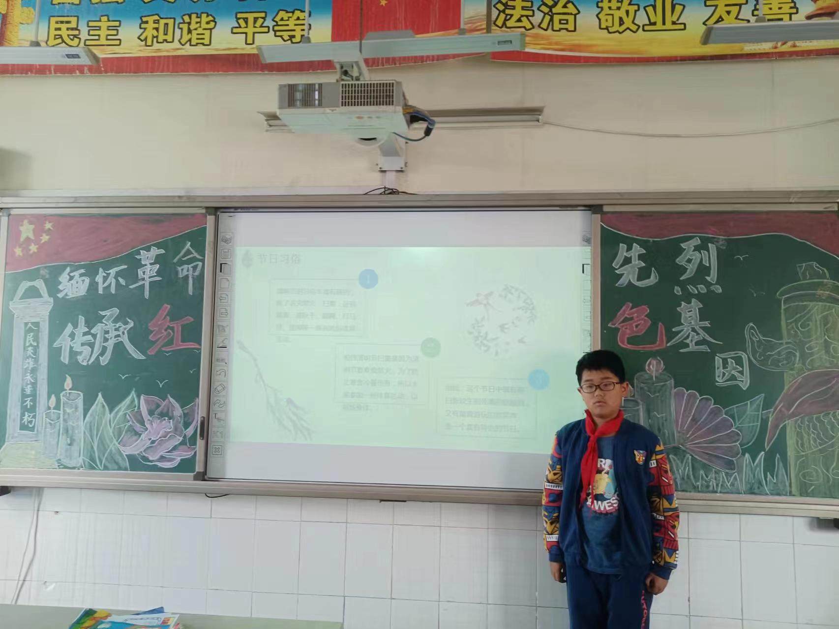 接着,五一中队的李宇菲,郎辰钰两位队员在国旗下进行了精彩的演讲