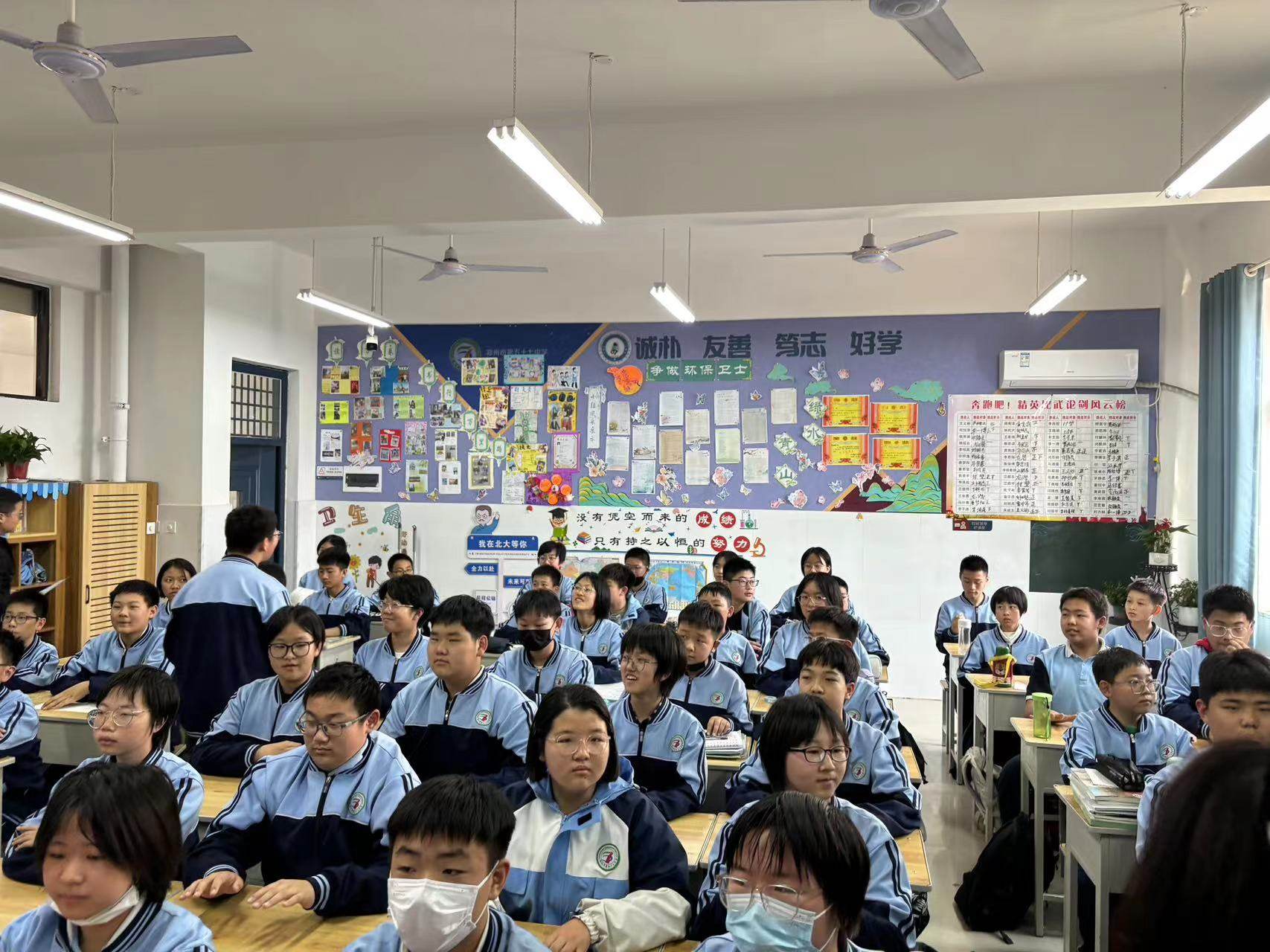 七年级学生以"绿水青山,争做环保卫士"为主题,通过丰富多彩的展示活动