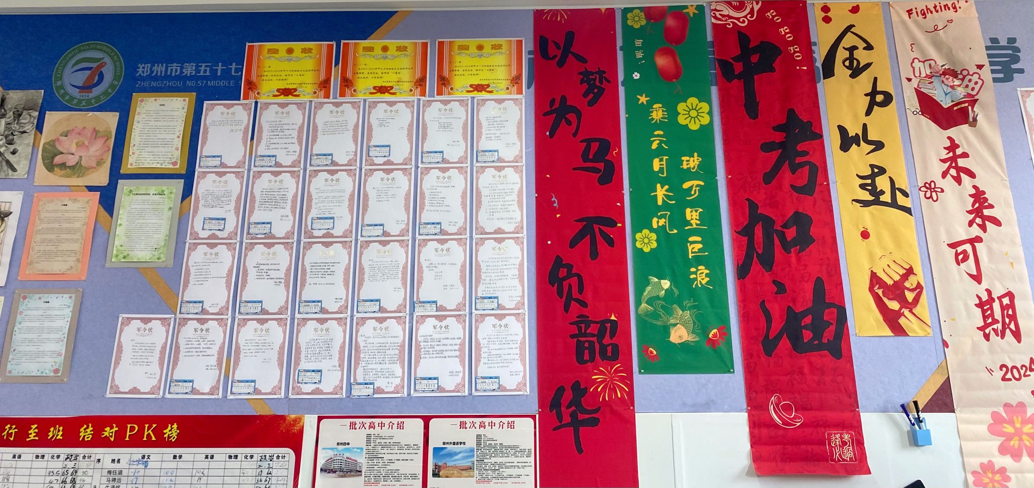 八年级学生则以"学习雷锋"为主题,展示了雷锋同志的生平事迹,借此掀起