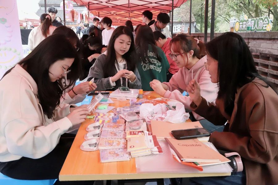 重庆工商大学学生社团创意市集火热开展|社团_新浪财经_新浪网