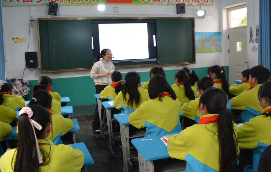 在民盟绵阳市委,游仙区教育和体育局的组织下,绵阳市富乐实验小学首批