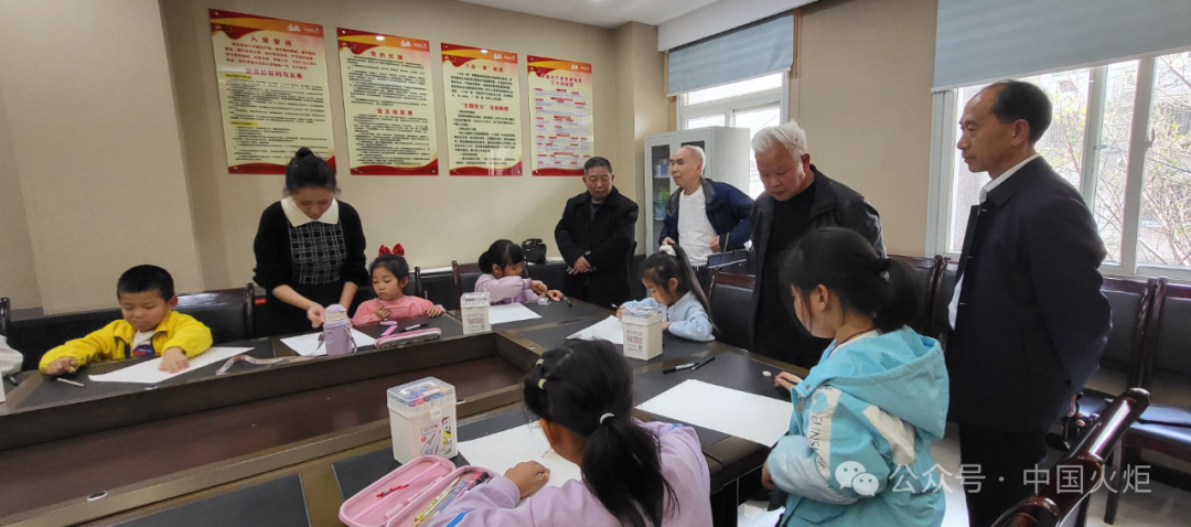 3月26日,巫溪县教育关工委召开"五老"反校园欺凌宣讲员普法宣传培训会