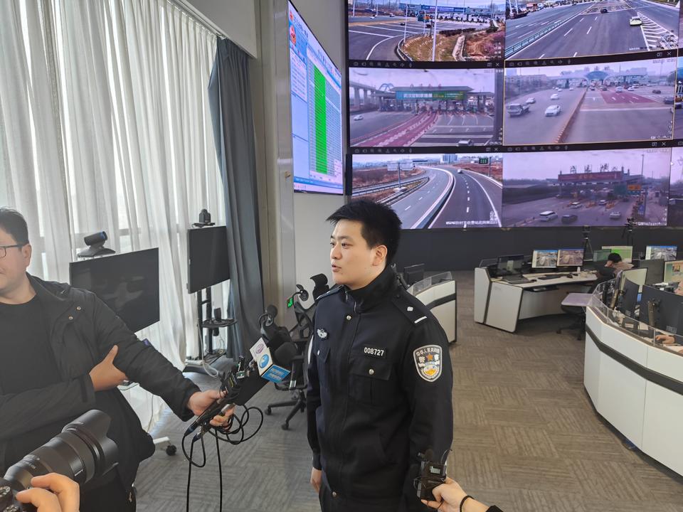 济南市公安局高速公路交警支队指挥中心民警郗子煜接受记者采访