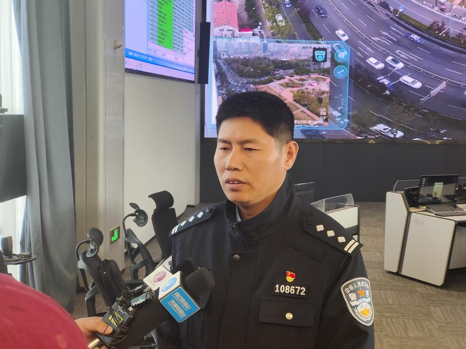 济南市公安局交警支队历下区大队交通科科长朱立海接受记者采访市内