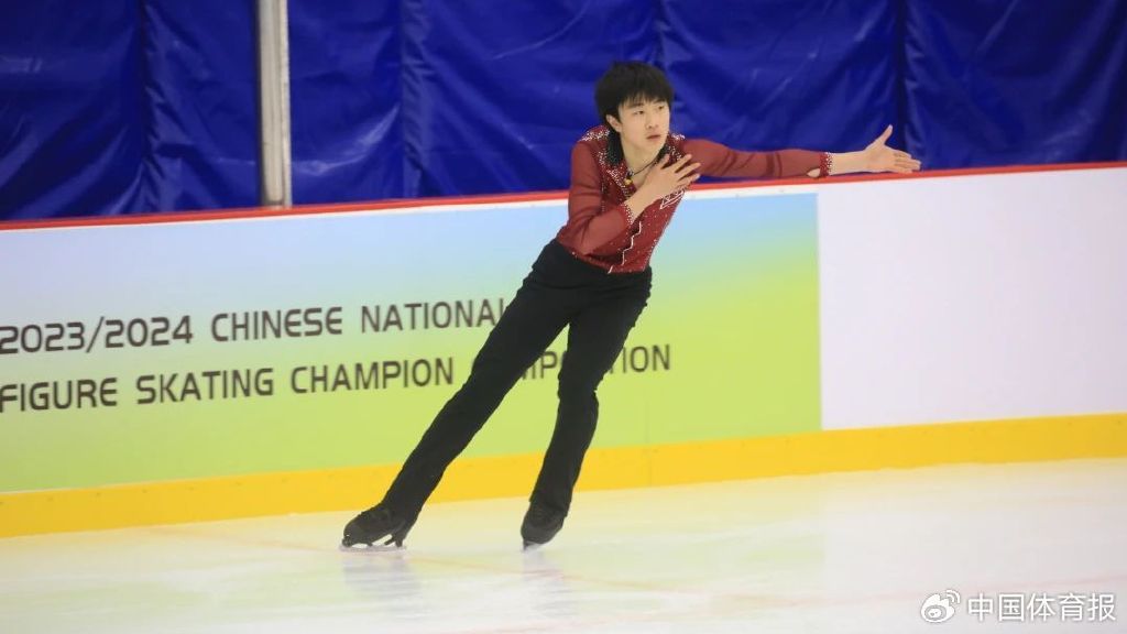 短节目后排名第二的"十四冬"花样滑冰公开组男子单人滑季军韩文宝凭借